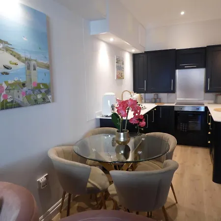 Beachside Apartment *